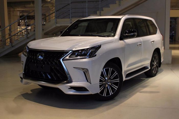 Боковые пороги (дизайн Lexus 2016-2024) Белый цвет для Lexus LX570 / 450d