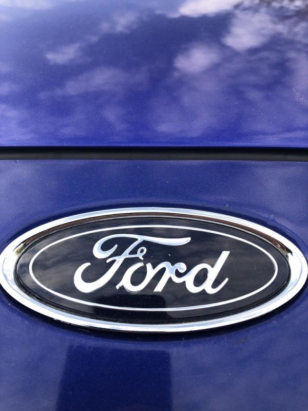 Эмблема передняя 2015-2017 112мм/47мм (на защелках-2024самоклейка) для Ford Focus III