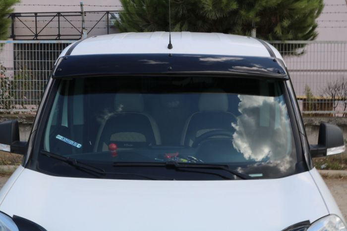 Козырек на лобовое стекло (черный глянец, 5мм) для Opel Combo 2012-2018 гг