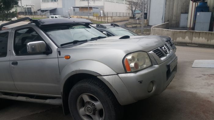 Козырек на лобовое стекло (черный глянец, 5мм) для Nissan NP300 1999-2015