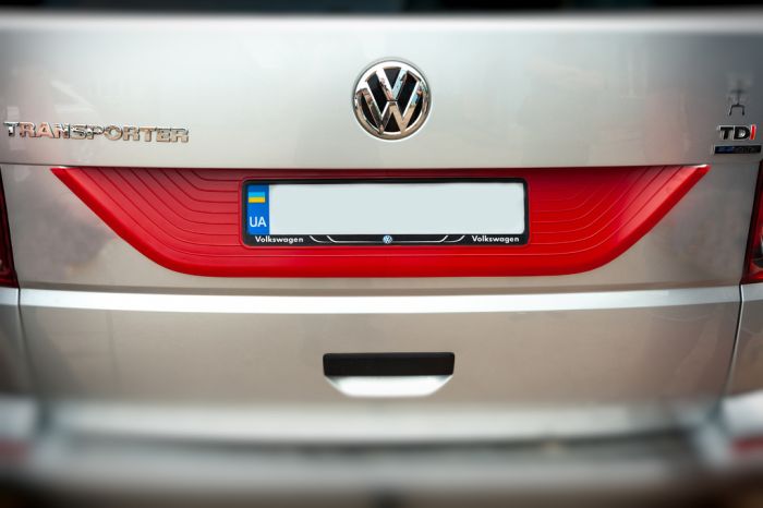 Пластиковая накладка на крышку багажника Красная для Volkswagen T6 2015-2024,