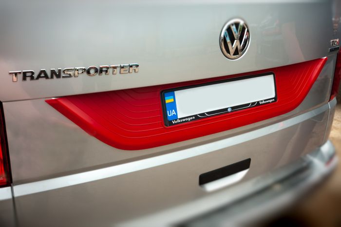 Пластиковая накладка на крышку багажника Черная для Volkswagen T6 2015-2024,